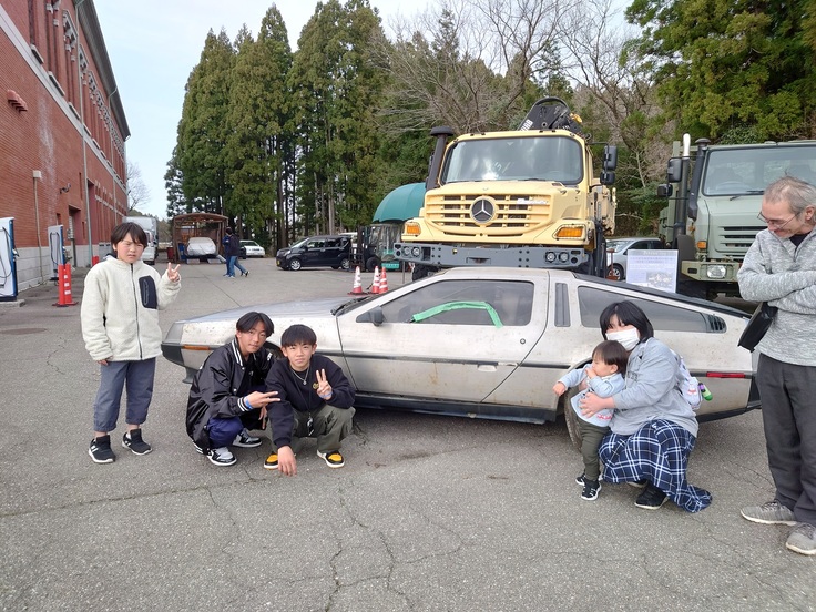 東日本大震災での支援車両前で！