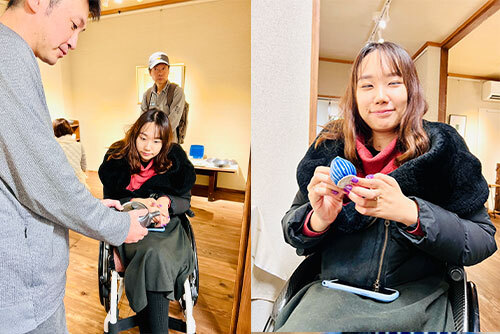 陶器の作品を手に取ったり、眺めたりしている豆塚エリ