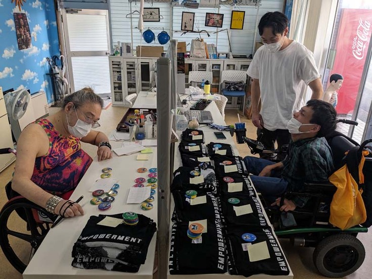 じりたまのLabで、郵送リターンの仕分けをみんなで作業している様子