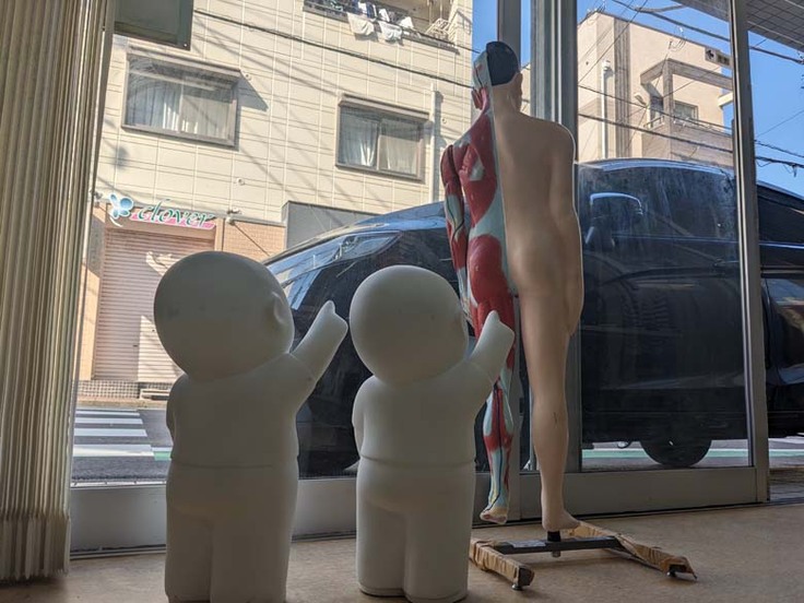 初音次郎さんと天天兄弟の後ろ姿