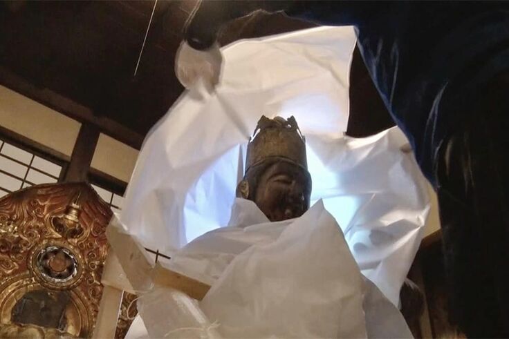 大日如来坐像の本尊運び出し