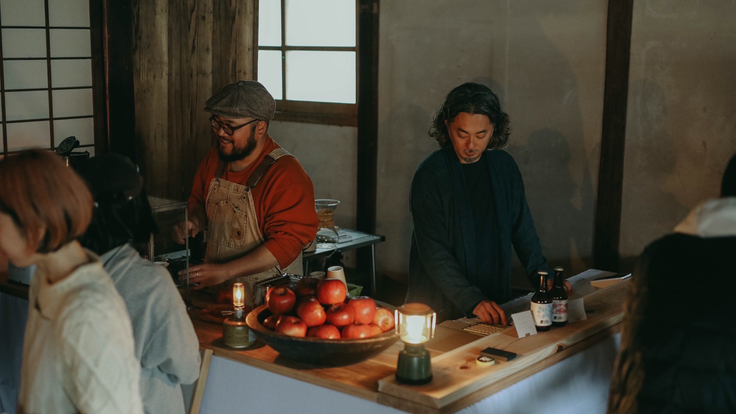 2023年 春支度での販売開始の様子。左：BUSCONRO 内田大樹 右：Nobara Homestead Brewery 中村圭佑