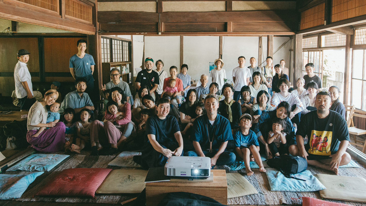 上映会終了後、参加者と記念撮影