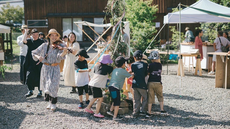 夏至を祝うメイポールダンスも幅広い世代の皆様にご参加いただきました