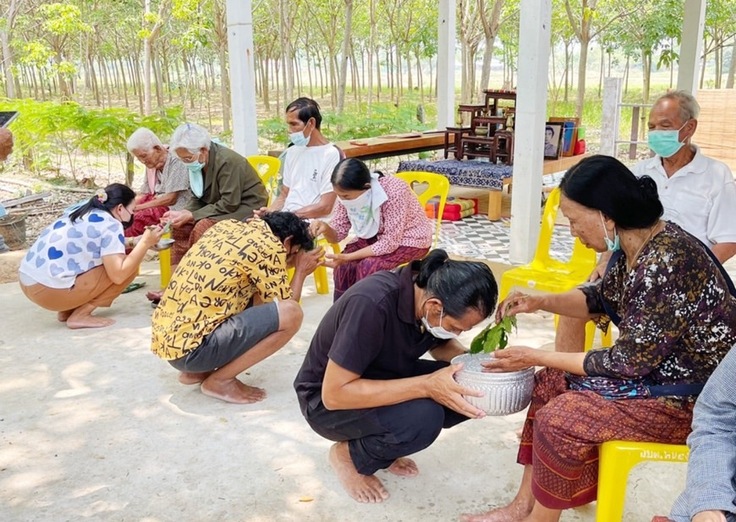 伝統の水かけの様子
