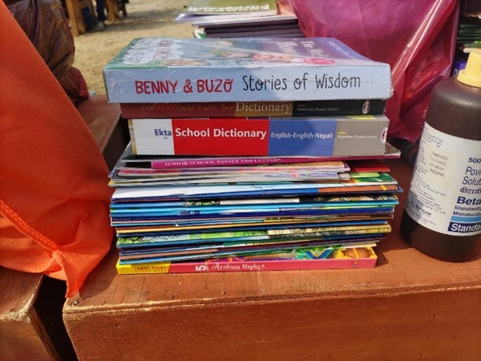 テーブルの上にある数種類のパンフレット中程度の精度で自動的に生成された説明