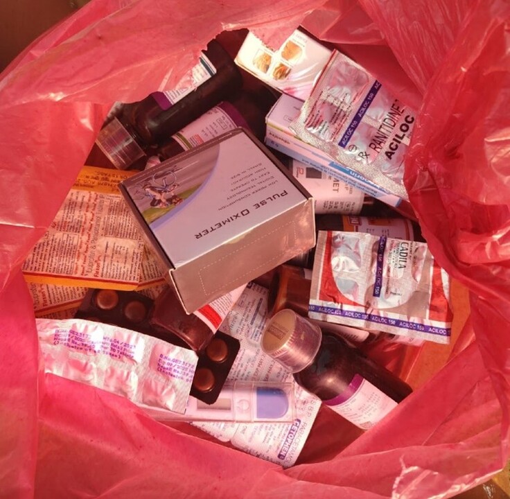 バッグ, 項目, 座る, テーブル が含まれている画像自動的に生成された説明