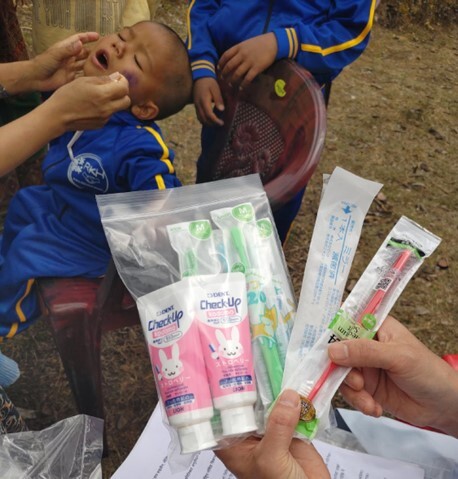 本を読んでいる女性中程度の精度で自動的に生成された説明