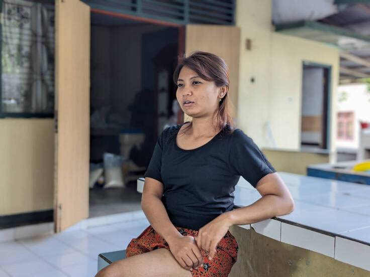 食糧庫の前で話すニャニイさん