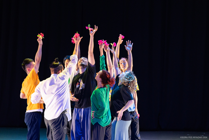 エンディングで踊ったアーティスト全員によるダンスの様子