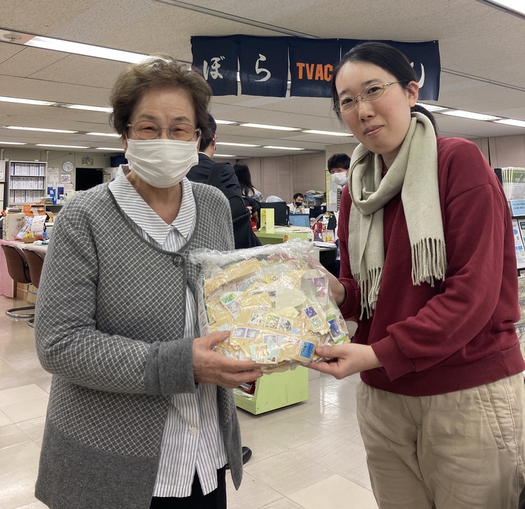 TVAC所長の山崎さまとLIFE職員：使用済切手の寄贈の様子