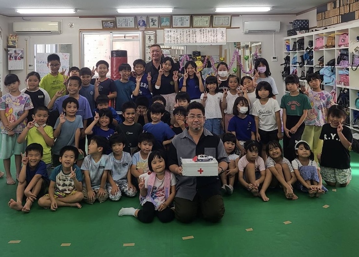 友愛医療センター救急車型ドクターカーに募金してくれた園児たち