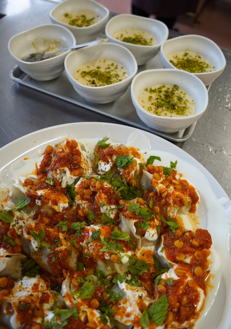 鮮やかな色合いの料理