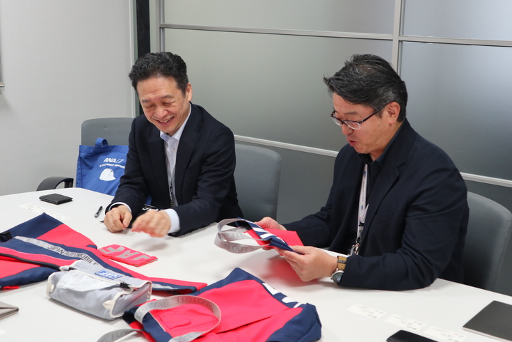 JAFアップサイクル製品の試作品をお見せしたときの様子。左から高橋様、平田様。