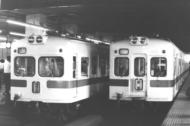 2211号先頭の「土曜急行」と2221号（もしかしたらこの車両の貫通ドア）