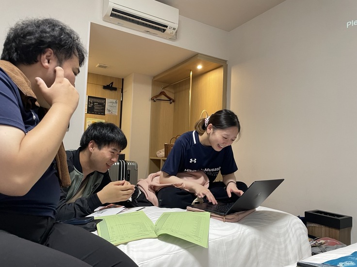 カルネの詳細を再度確認している様子