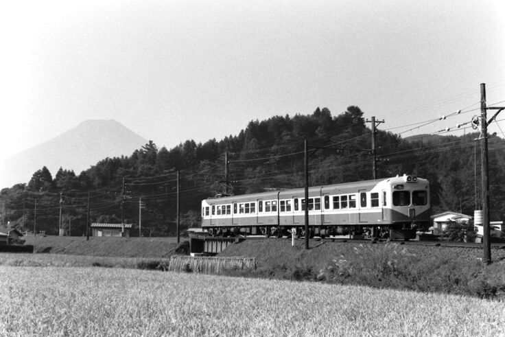 富士急行で活躍していた頃の2211.2212号　富士急行　三つ峠～寿　1984/10頃