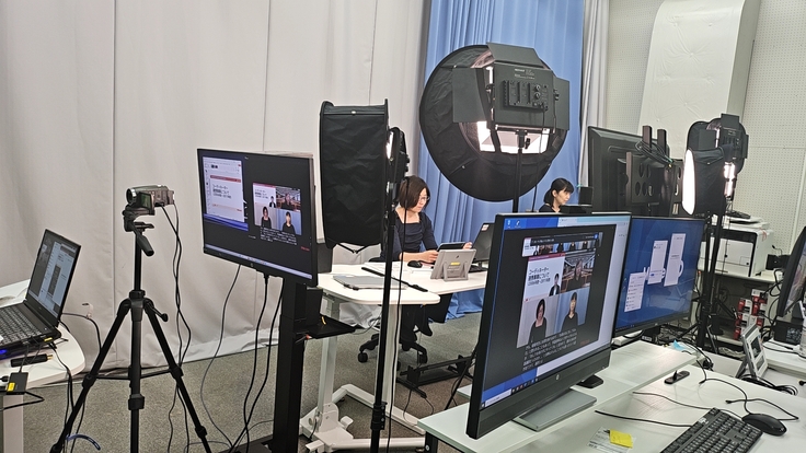 オープニング企画配信時のスタジオの様子（奥に手話通訳、手前に白澤が座っている）