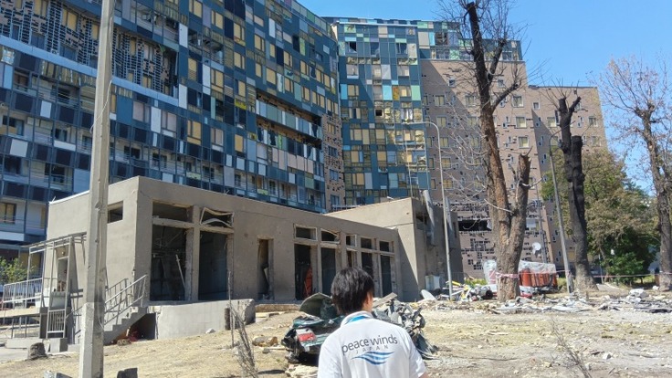 爆風により窓や外壁が破損したオフマディット小児病院の建物