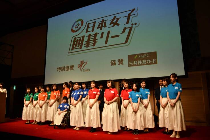 日本女子リーグに出場する選手と監督