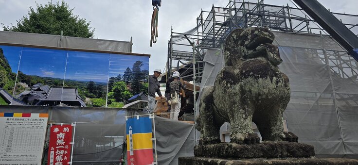 ペガサスのような独特なスタイルの狛犬が工事を見守っています