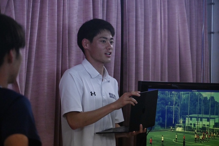 ミーティングで説明する様子