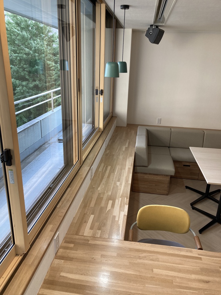 窓際はお洒落なカフェ風に