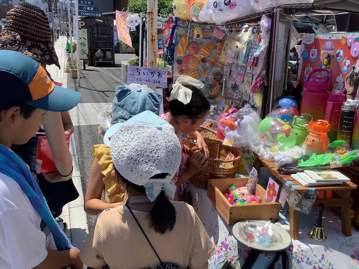 出店でくじを引く子ども達