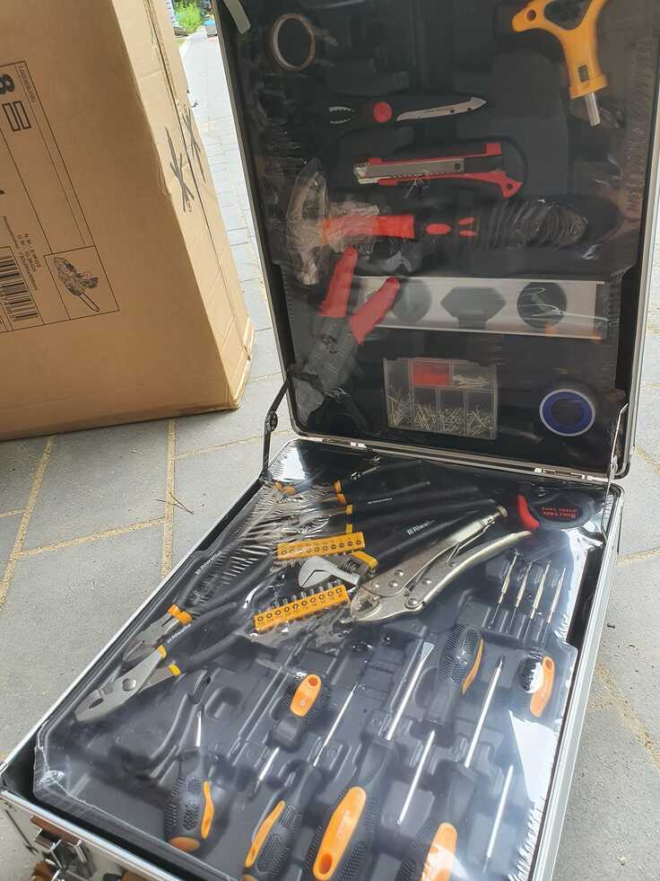 ウクライナの小学校にある技術家庭科の授業支援のため、工具箱を10セット送ります