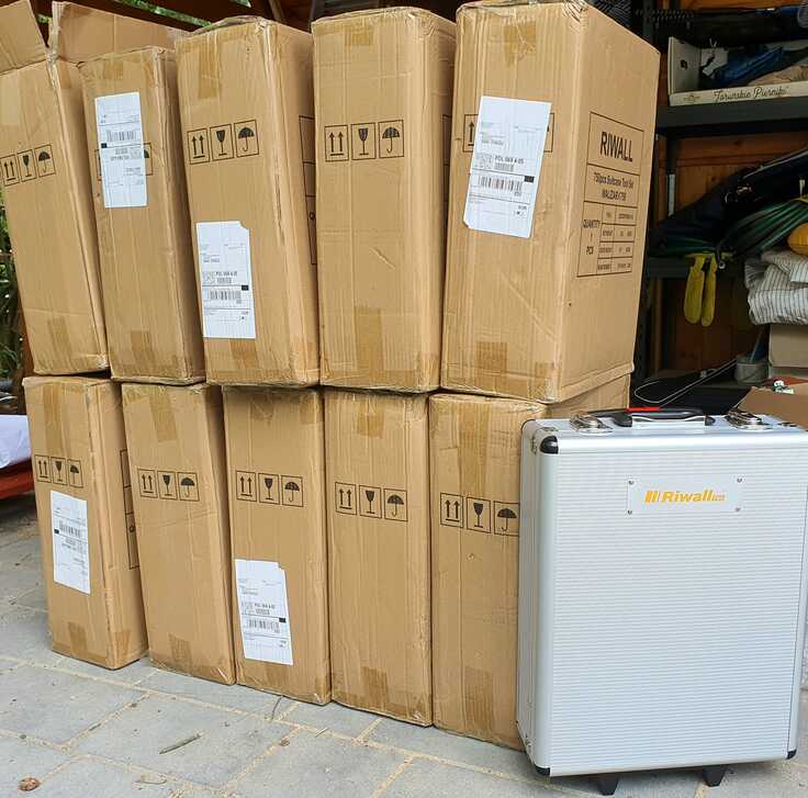 小学校の技術家庭科で使う工具が詰まった箱を１０セット送ります