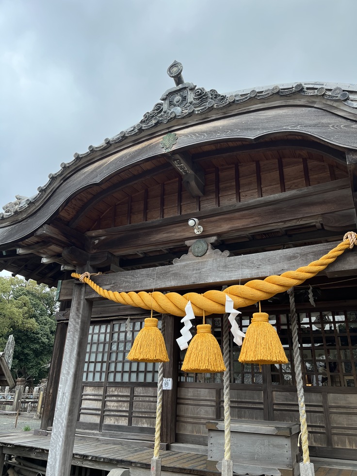 拝殿の破風に見られる大村氏の3つの家紋