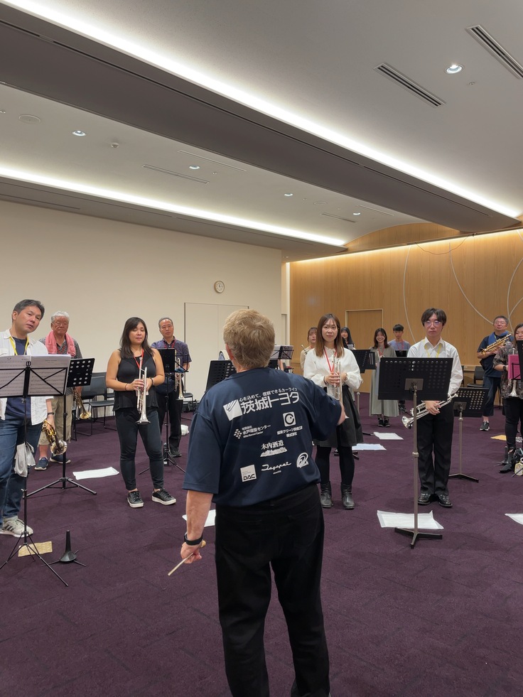 Tシャツを着て310のトランペットのリハーサルを行うスーザン・スローター