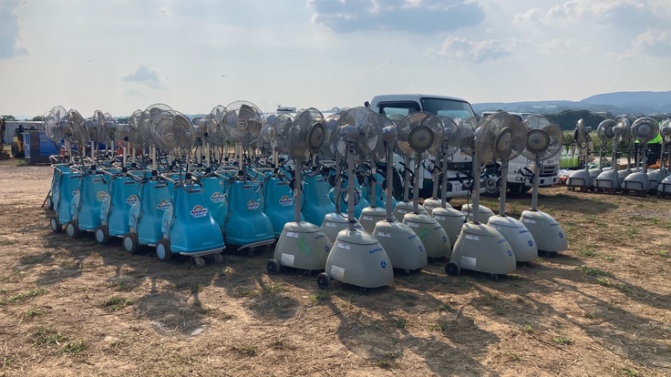 大量に準備されたミスト扇風機