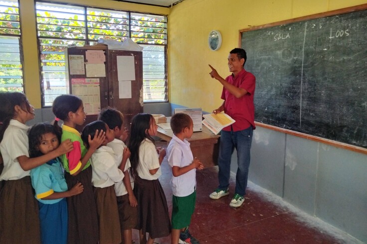 クイズ形式で子どもたちに教える先生