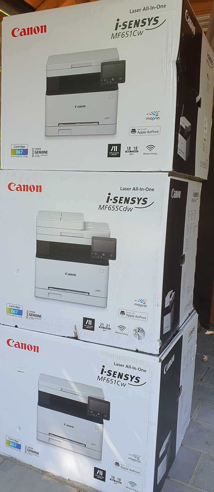 小学校への教育支援としてプリンターを三台搬入