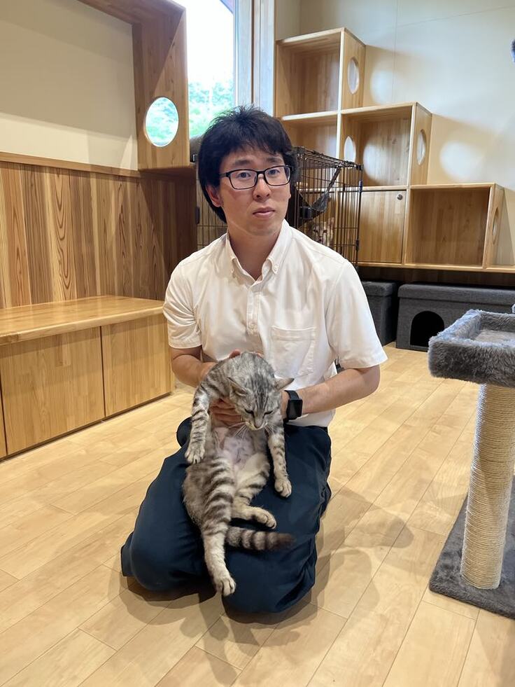 いしかわ動物愛護センターで、職員（獣医）さんに抱っこされて。