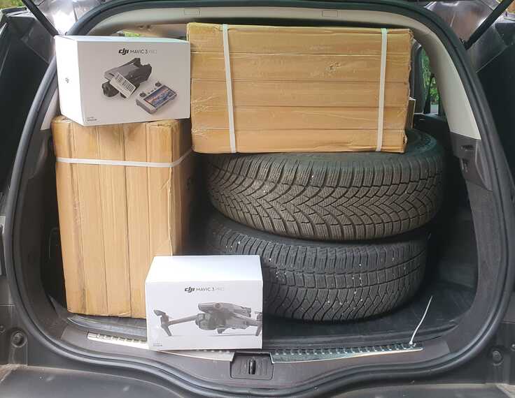 ドローン2台とソーラーパネル付き発電機15台を搬出