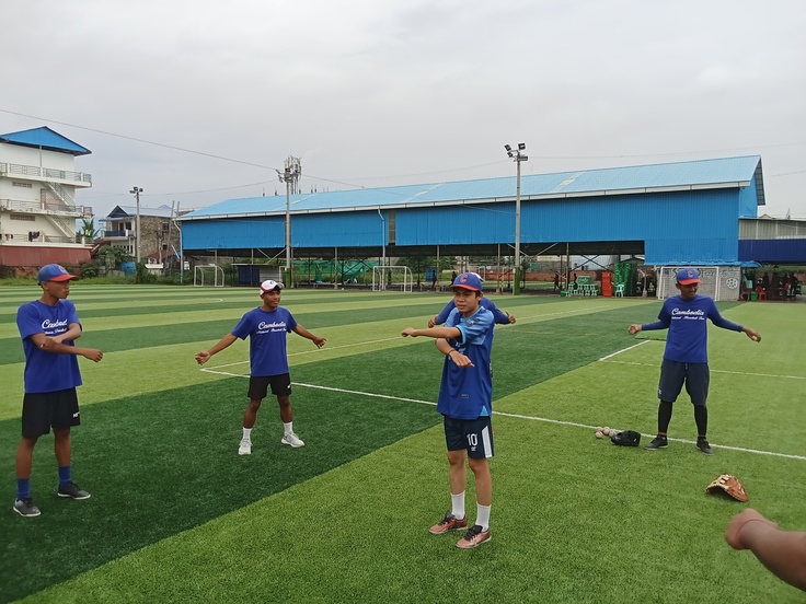 キャプテンを中心にウォーミングアップ