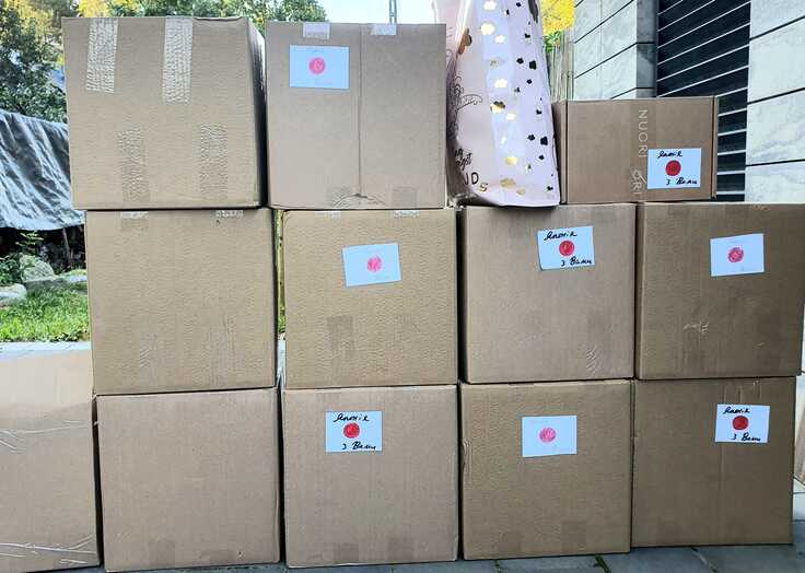 テルノーピリ州クレメネチに夢ノート1000冊、墨絵、衣類などの支援