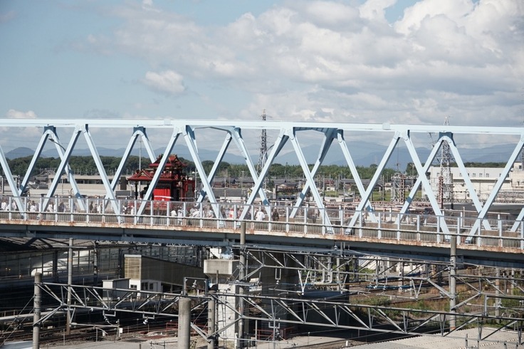 跨線橋上の曳山