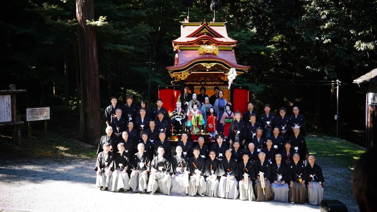 本楽で御祈祷を終え、記念撮影の松翁山組若連中と役者