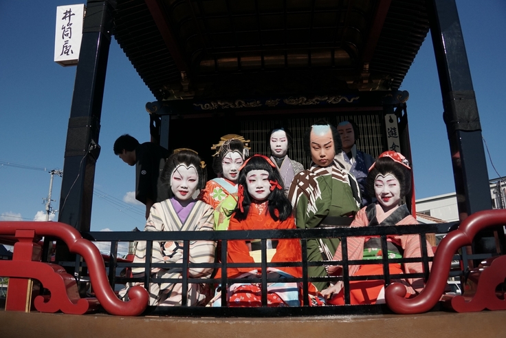 米原駅西口ロータリーで公演を終えた役者