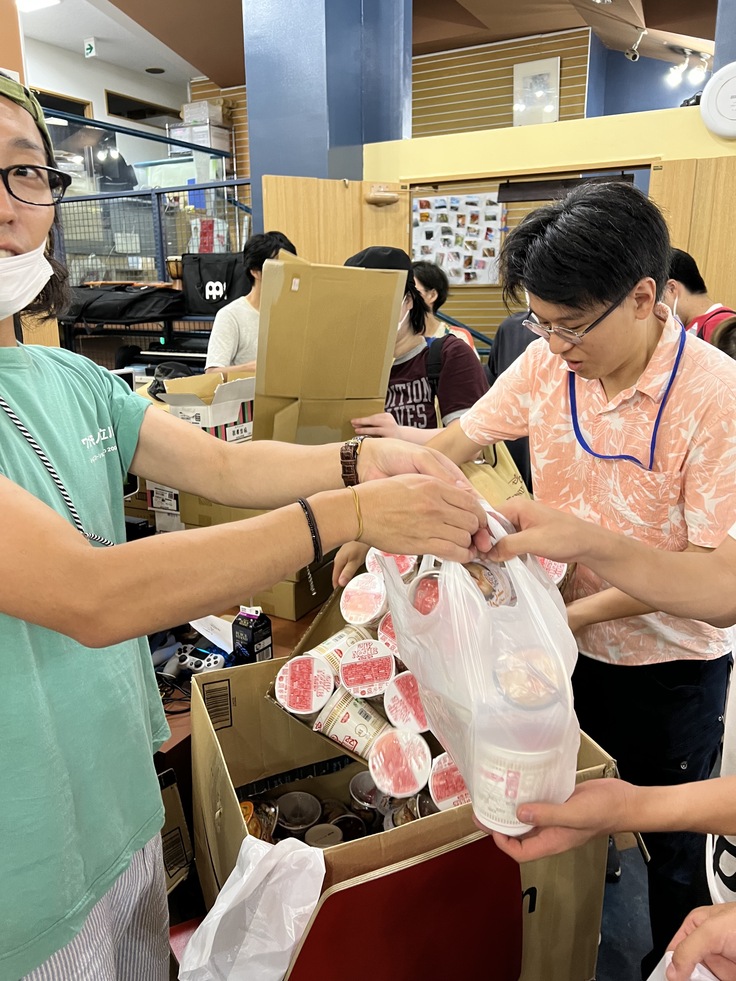 夜コース（食糧を渡している様子）