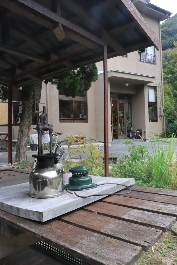 山あいにある「紅花舎」