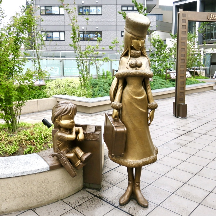 最寄り駅にあるメーテルと鉄郎のモニュメント