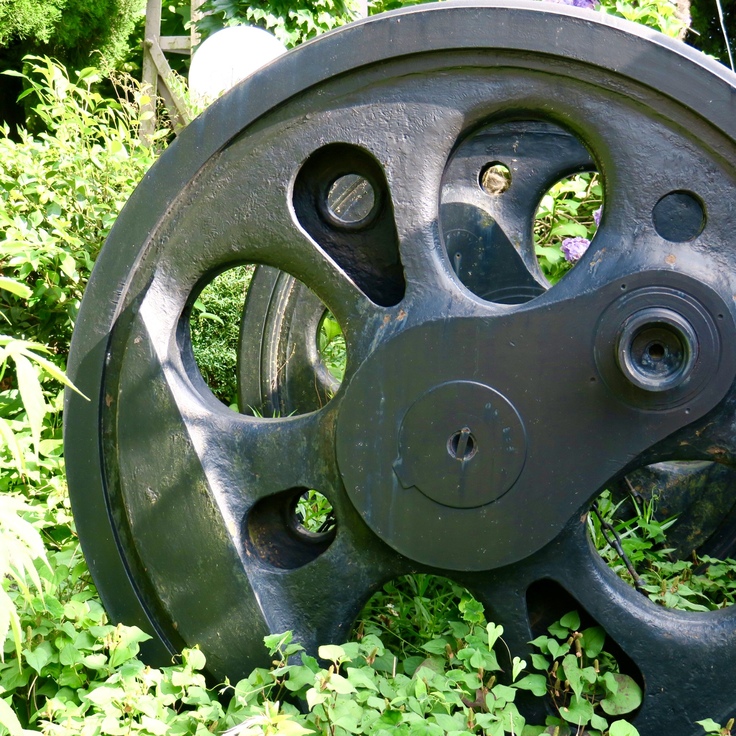 蒸気機関車の動輪です