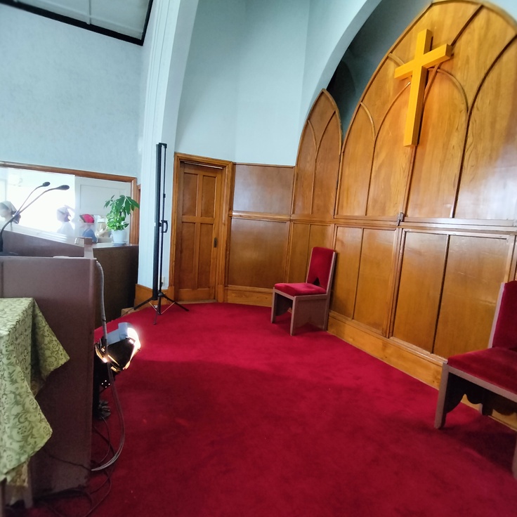 十字架に照明を当てている様子