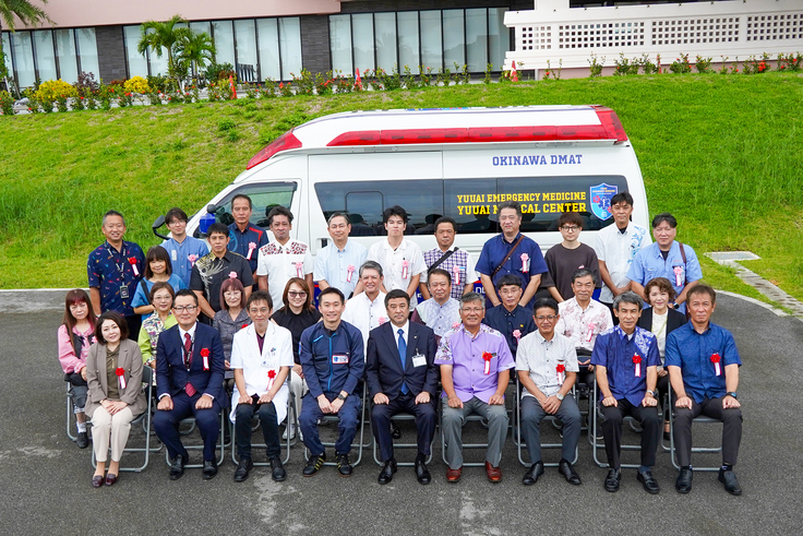 救急車型ドクターカーをバックに記念写真