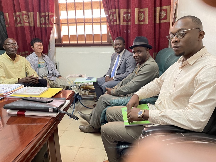 ヤウンデ第一大学人文社会学部執行部との面会の様子