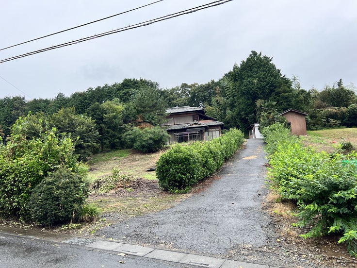 ゆるやかな坂を登った先にあります